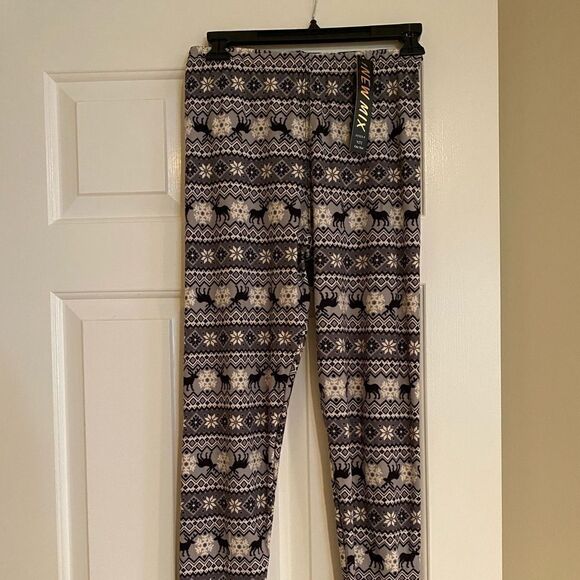 Buyer Rated ⭐️⭐️⭐️⭐️⭐️ Super Soft Gray Winter Patterned Leggins. - Picture 3 of 5